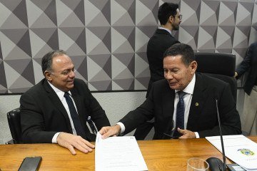 Na foto, o deputado Eduardo Pazuello (PL-RJ), relator da proposta, e o presidente da comissão mista, senador Hamilton Mourão (PL-RS) -  (crédito: Marcos Oliveira/Agência Senado)