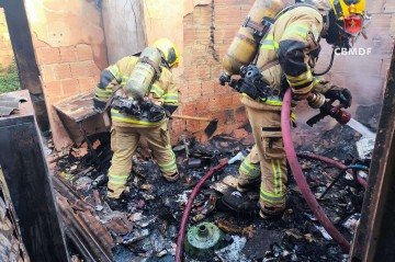 Chegando ao local, as equipes encontraram uma casa desabitada em chamas. - (crédito: Divulgação CBMDF) Chegando ao local, as equipes encontraram uma casa desabitada em chamas. - (crédito: Divulgação CBMDF)