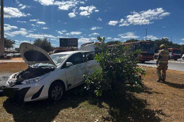 Motorista se fere ao colidir com ônibus em frente ao CasaPark - (crédito: CBMDF) Motorista se fere ao colidir com ônibus em frente ao CasaPark - (crédito: CBMDF)