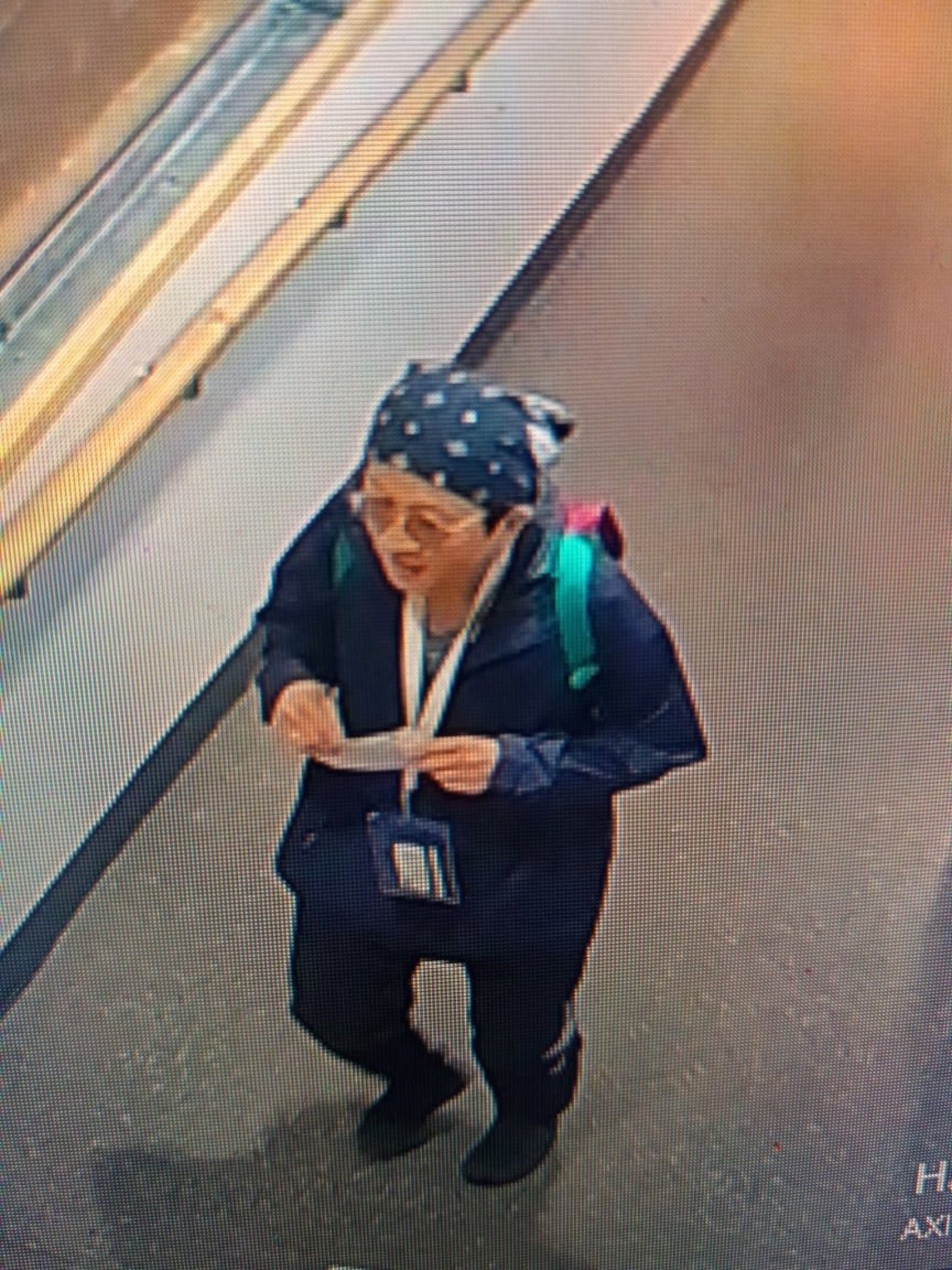 Imagens de c&acirc;meras de seguran&ccedil;a compartilhadas no Facebook mostram a &uacute;ltima vez que Marites Buenafe foi vista antes de desaparecer em trilha no Alasca