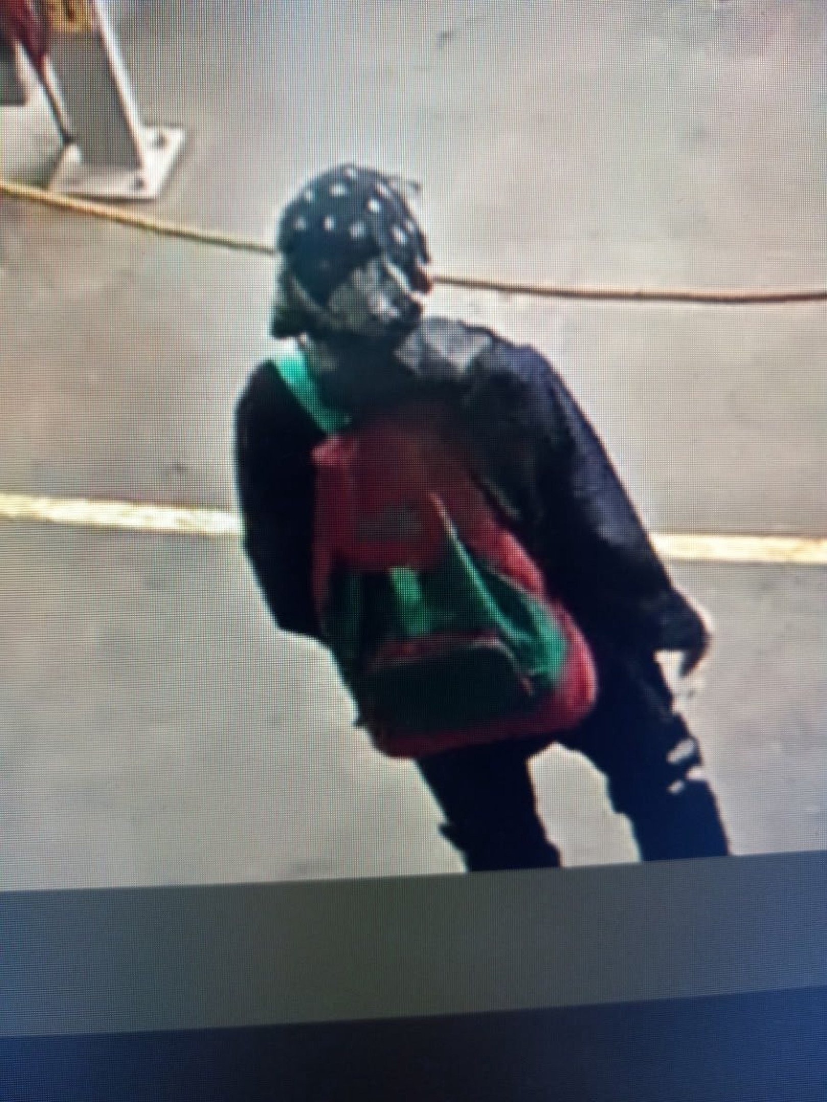 Imagens de c&acirc;meras de seguran&ccedil;a compartilhadas no Facebook mostram a &uacute;ltima vez que Marites Buenafe foi vista antes de desaparecer em trilha no Alasca