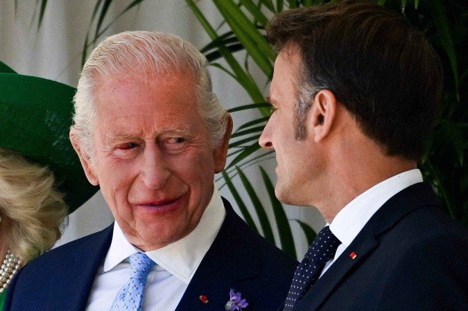 Olho do rei Charles III assusta em evento com Macron
