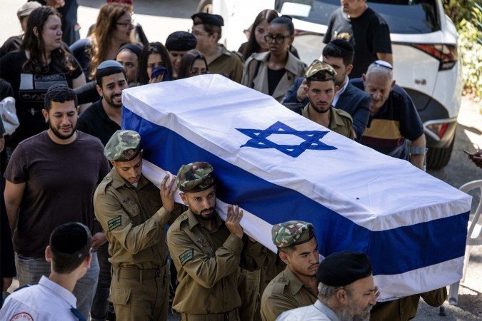 Soldados israelenses carregam caixão do sargento Noam Aharon, morto durante combates na Faixa de Gaza  -  (crédito: John Wessels/AFP)