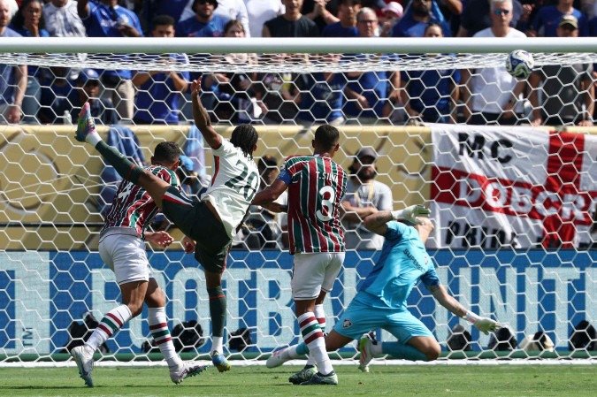 João Pedro acertou o ângulo do goleiro Fábio duas vezes: a cria de Xerém virou carrasco do clube formador na semifinal da Copa do Mundo de Clubes da Fifa -  (crédito:  Franck Fife/AFP)