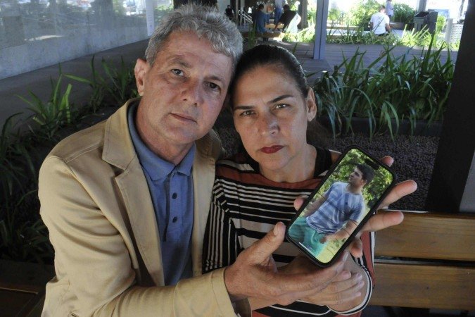 Jhonny Silva e Yara Ribeiro perderam o filho, Matheus, em um acidente na BR-080 - (crédito: Marcelo Ferreira/CB/D.A Press) Jhonny Silva e Yara Ribeiro perderam o filho, Matheus, em um acidente na BR-080 - (crédito: Marcelo Ferreira/CB/D.A Press)