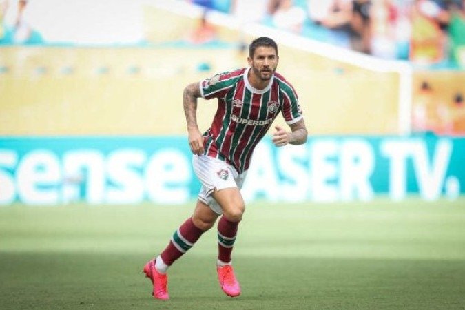 EVERALDO – Entrou aos 8 minutos da etapa final na vaga de Cano e, no minuto seguinte, quase fez um gol ao receber bela bola de Arias. Seguiu tentando espaços para arremates, mas sem eficácia.  NOTA 5,5. Foto: Marcelo Gonçalves/Fluminense