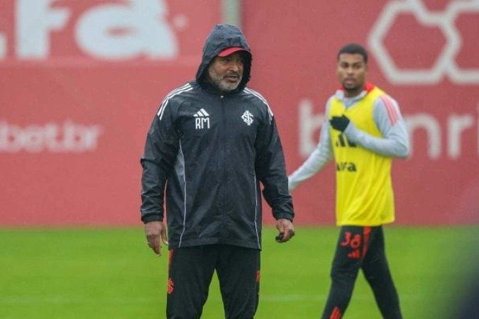 Zagueiro Juninho (esquerda), Bernabei e Aguirre passam por fase final de tratamento de questões musculares -  (crédito: Foto Ricardo Duarte/Internacional)