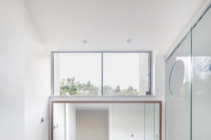 No banheiro, a cor está presente no armário e nos detalhes 