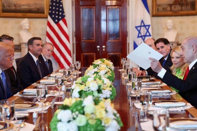 Ministros da República Democrática do Congo e de Ruanda assinaram acordo de paz diante de Trump, na Casa Branca - (crédito: EPA) Ministros da República Democrática do Congo e de Ruanda assinaram acordo de paz diante de Trump, na Casa Branca - (crédito: EPA)