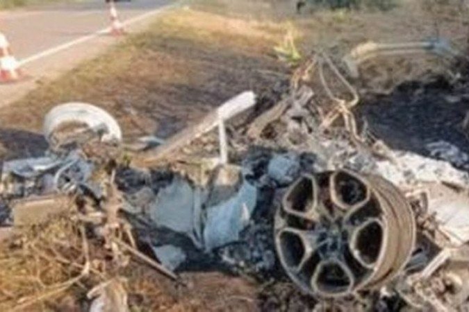 Lamborghini onde estava Diogo Jota e André Silva ficou completamente destruída - (crédito: Reprodução de Vídeo) Lamborghini onde estava Diogo Jota e André Silva ficou completamente destruída - (crédito: Reprodução de Vídeo)