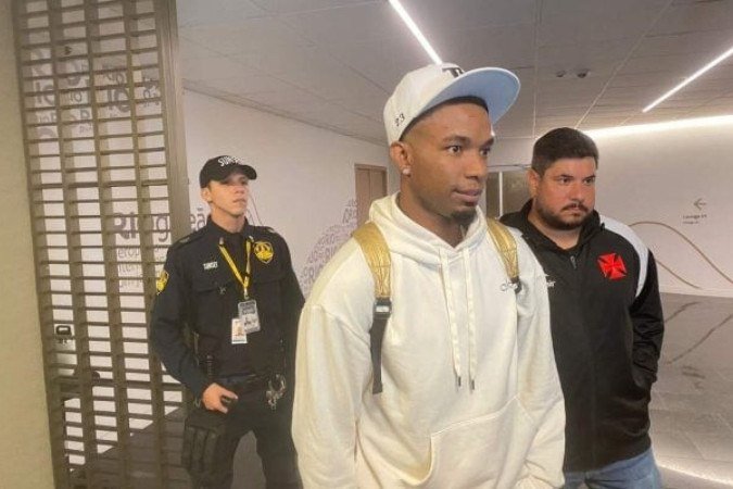 Thiago Mendes chegou ao Rio de Janeiro para assinar com o Vasco -  (crédito: Foto: Carlos Berbert/Jogada10)