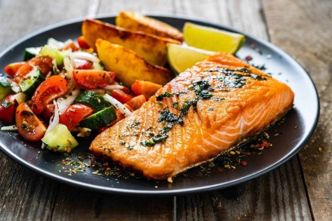 Salmão com manteiga e ervas (Imagem: Jacek Chabraszewski | Shutterstock)  -  (crédito: EdiCase)