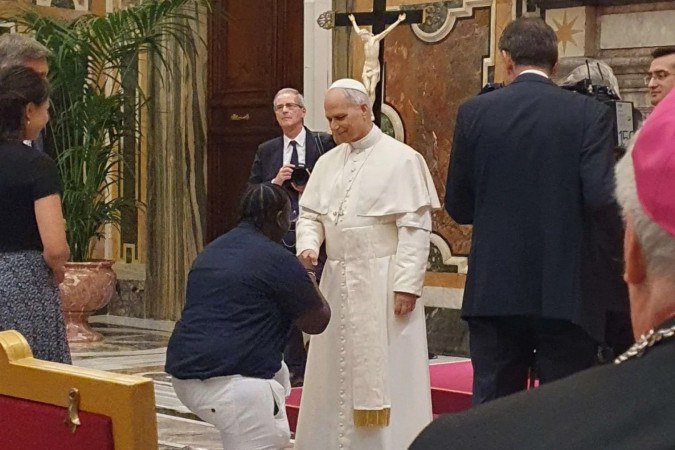 Papa Leão autografa carta Pokémon inusitada de fiel em Roma 