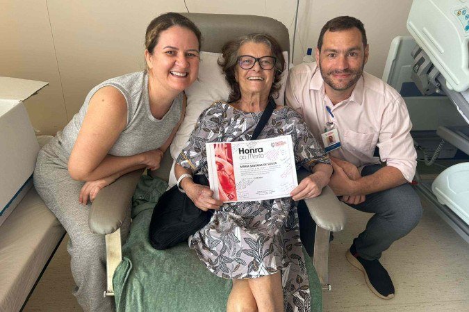 Recebendo o certificado do dr Vitor Barzilai - (crédito: Cedido ao Correio) Recebendo o certificado do dr Vitor Barzilai - (crédito: Cedido ao Correio)