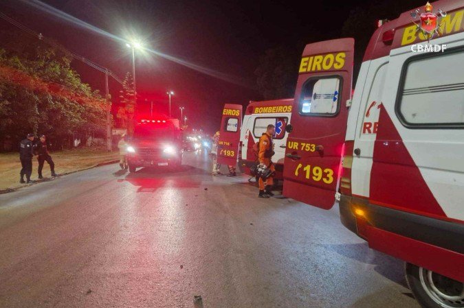 Capotamento deixa duas pessoas feridas na BR-080, em Brazlândia -  (crédito: Divulgação/CBMDF)