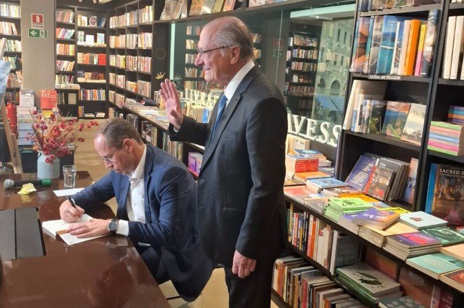 O lançamento do livro 8 de janeiro que o Brasil não viu contou com a participação do vice-presidente Geraldo Alckmin (PSB) - (crédito: Francisco Artur de Lima/CB) O lançamento do livro 8 de janeiro que o Brasil não viu contou com a participação do vice-presidente Geraldo Alckmin (PSB) - (crédito: Francisco Artur de Lima/CB)