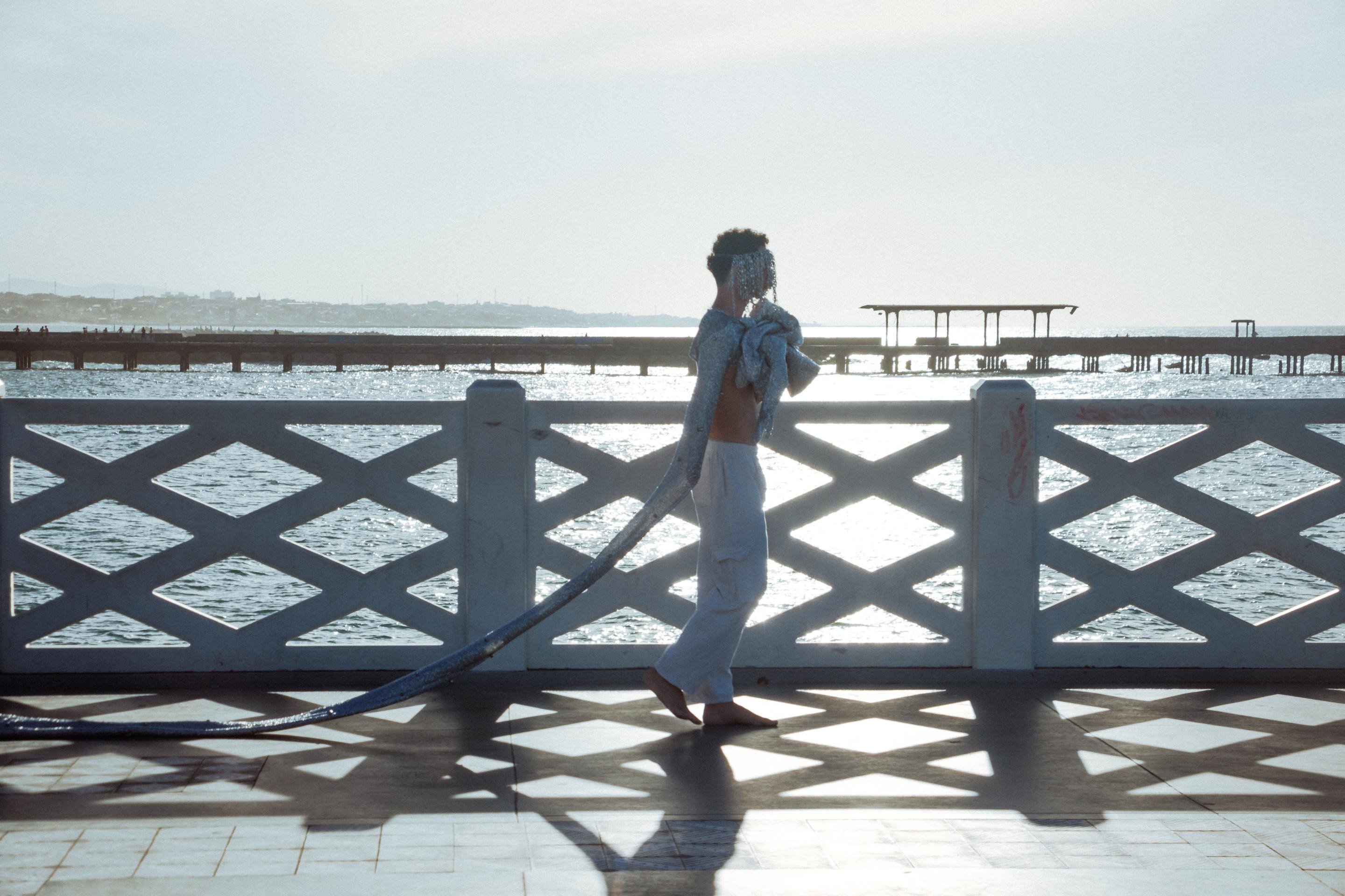 Artista Céu Vasconcelos reflete sobre capacitismo e inclusão em exposição