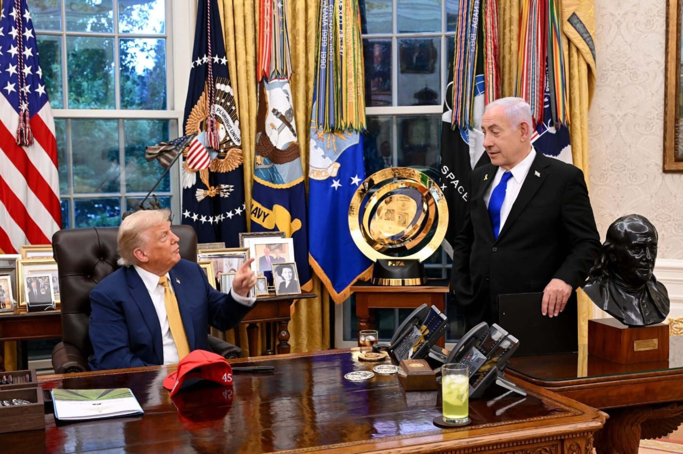 Donald Trump e Benjamin Netanyahu conversam no Salão Oval da Casa Branca: promessa de "futuro melhor" para palestinos