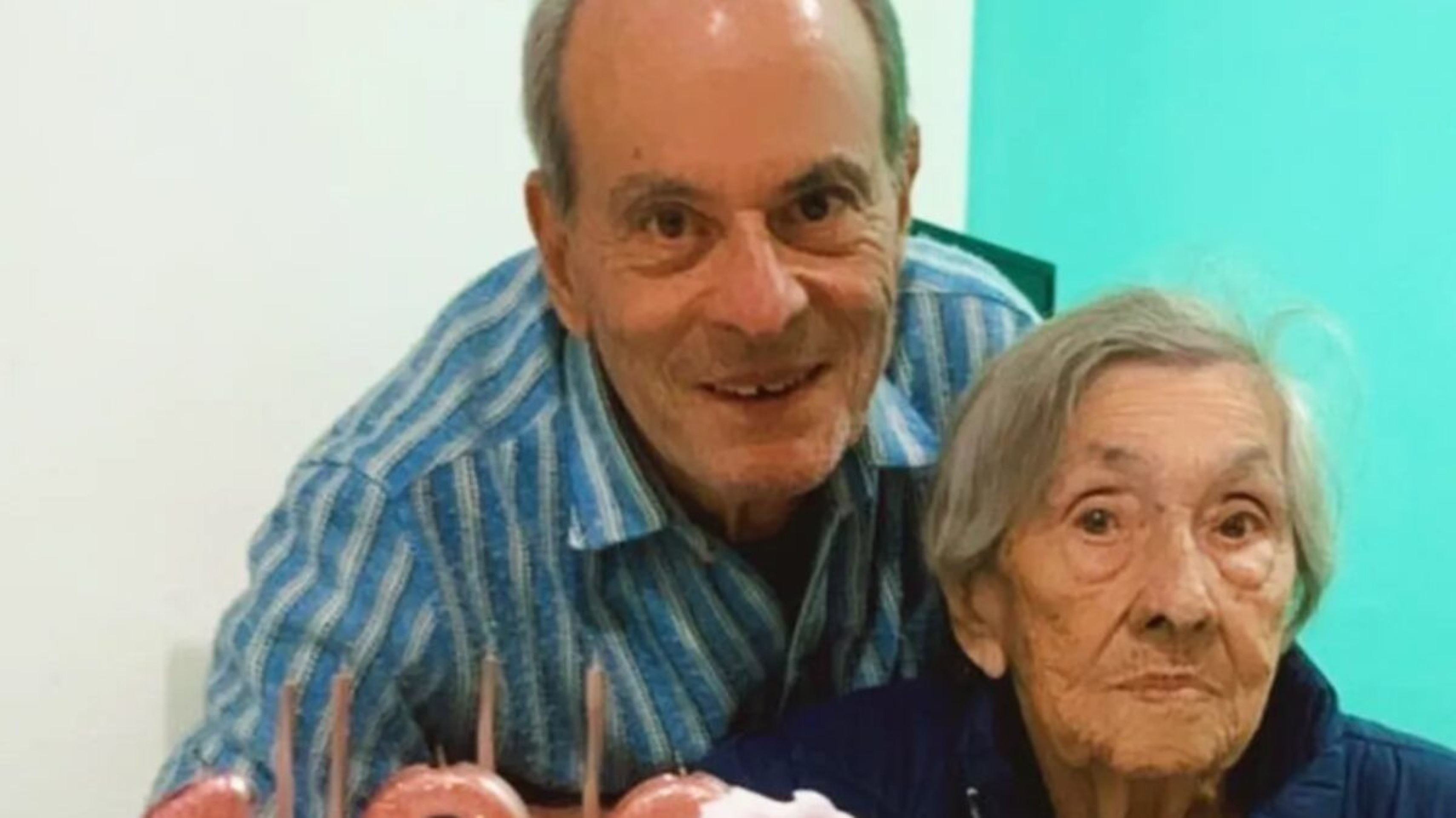 'Tem dias que ela não me reconhece, não é sempre. Mas tem dias que ela olha para mim e fala: ‘Quem é você?’. E eu digo: ‘Sou o Ney, mãe’. Mas também não faço drama não', relatou o artista -  (crédito: Observatorio dos Famosos)
