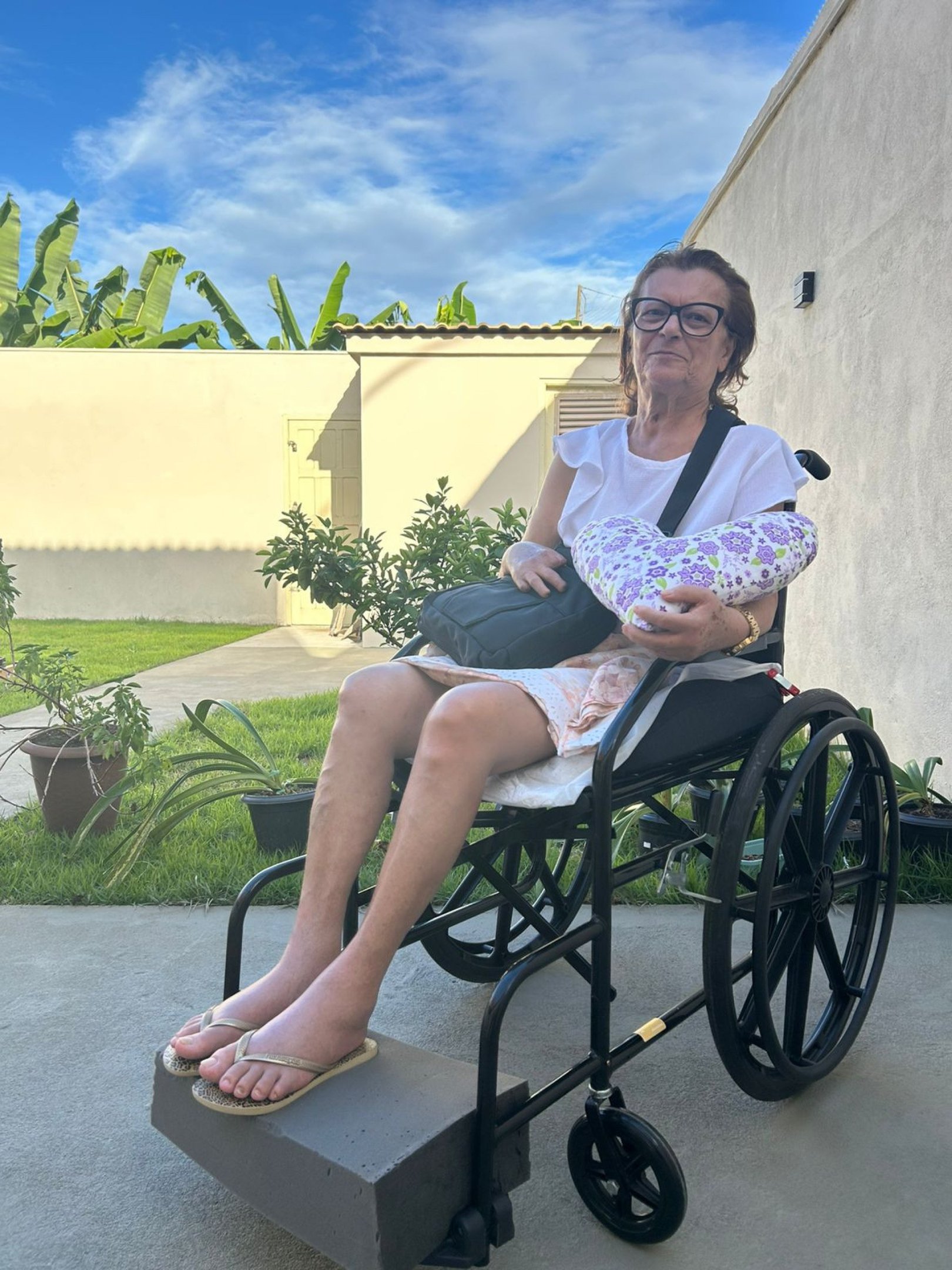 Depois de 7 meses e 20 dias no hospital, Maria Souza em casa (Ilhéus/BA) em janeiro 2025