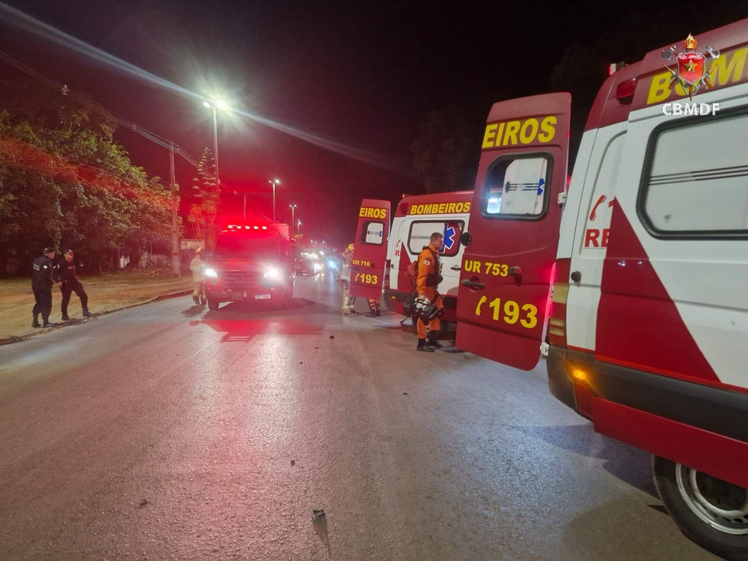 Motociclistas ficam feridos após colisão com carro na DF-280