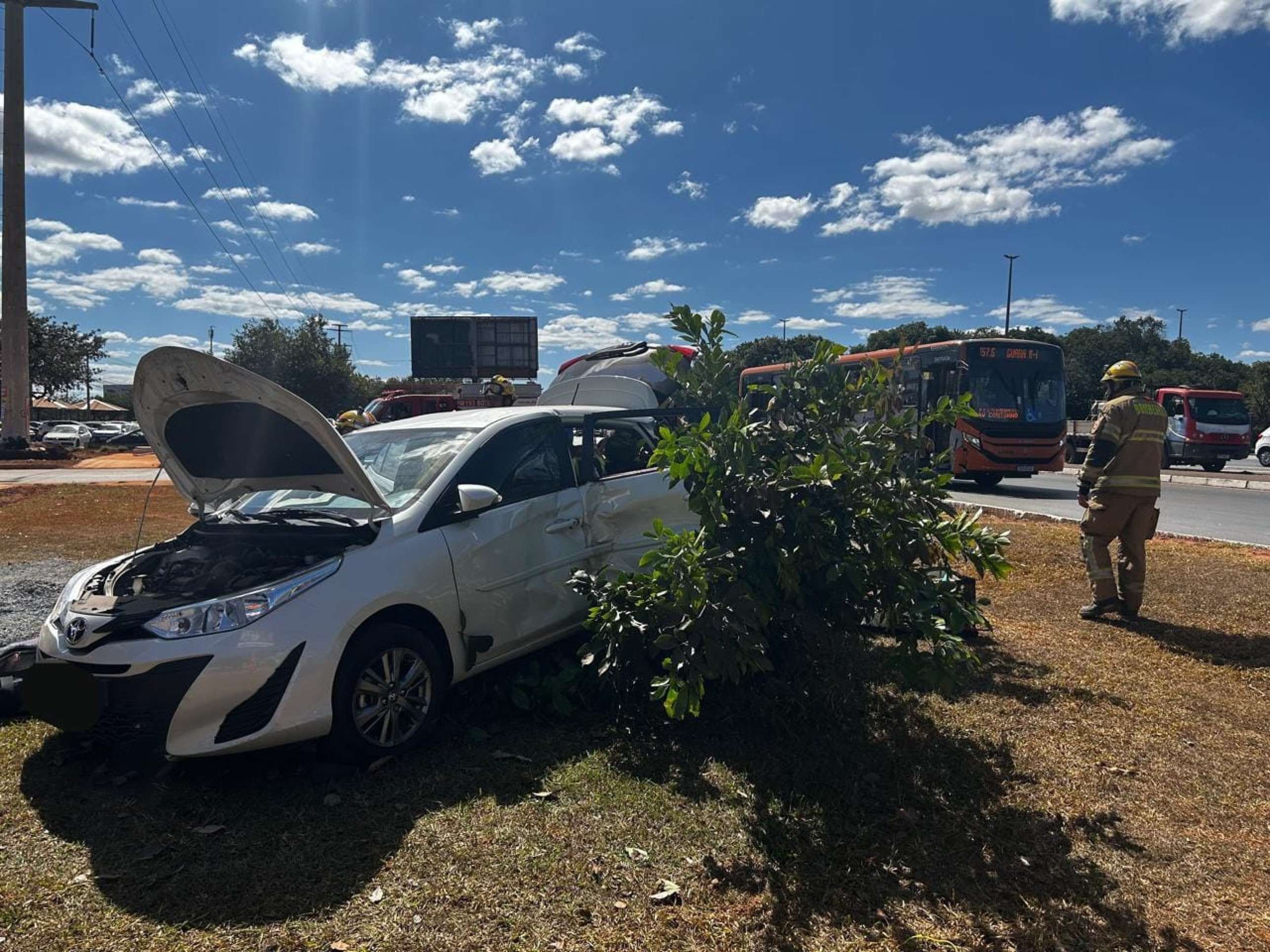 Motorista se fere ao colidir com ônibus em frente ao CasaPark