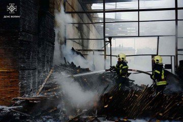 Esta fotografia tirada e divulgada pelo Serviço de Emergência do Estado Ucraniano em 9 de julho de 2025 mostra bombeiros apagando um incêndio após bombardeios russos em Lutsk       -  (crédito: Handout/Ukrainian State Emergency Service/AFP)