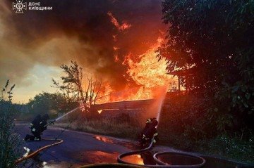 Bombeiros ucranianos tentam conter incêndio após bombardeio na região da capital, Kiev: escalada
