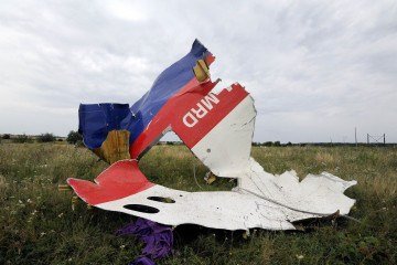 Pedaço da fuselagem da aeronave da Malaysia Airlines abatida por separatistas russos, em 2014 

