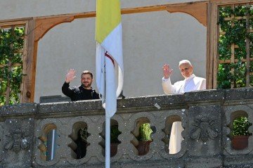 Zelensky (E) e o papa Leão XIV acenam da varanda da residência de verão de Castelgandolfo, na Itália 
