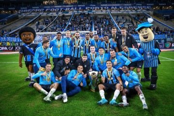 Elenco do Grêmio descansou 10 dias, treinou nas semanas seguintes e ganhou o título da Recopa Gaúcha durante a pausa do Brasileirão -  (crédito: Lucas Uebel/Grêmio)