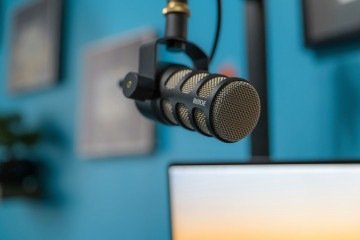  Brasil conta com a 4.994 rádios, 2.852 meios impressos, 1.251 emissoras de televisão e 5.712 veículos on-line -  (crédito: Daniel Rubio/Unsplash)
