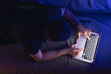 Para além do prazer presente nas telas, existe o momento em que o prazer pode virar crime -  (crédito: Reprodução/Freepik)