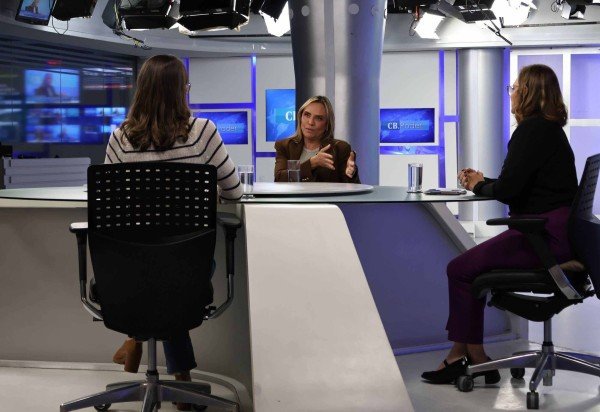 Denise Rothenburg (D) e Mariana Niederauer entrevistam a governadora em exercício do DF, Celina Leão
      