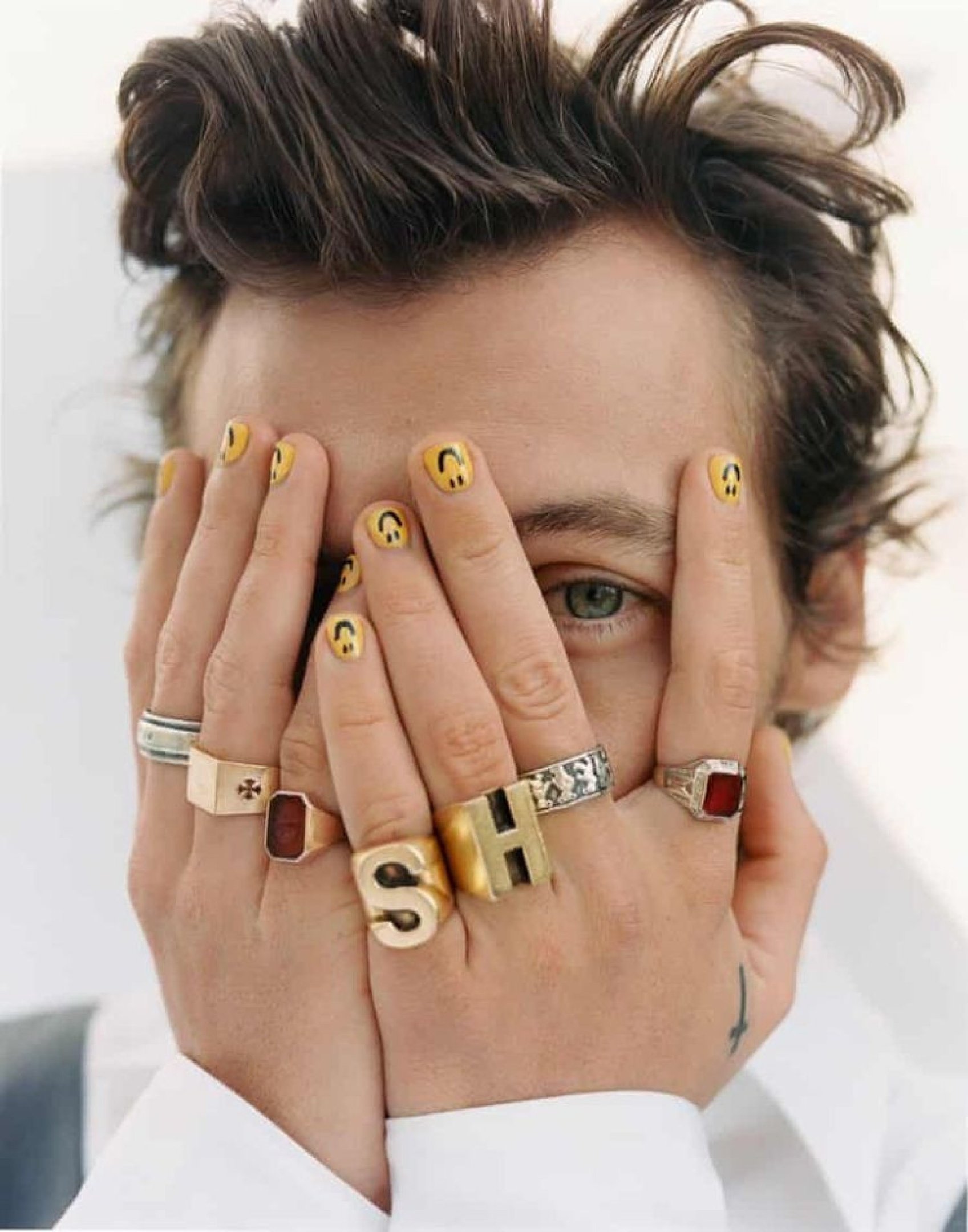 Harry Styles é um dos artistas frequentemente visto com esmaltações diferentes e criativas