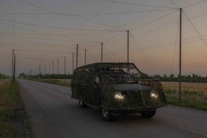 Carro do Exército da Ucrânia trafega por estrada sob redes antidrones, na região de Donetsk (leste)
