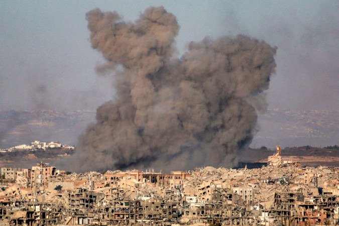 Fumaça sobe ao céu depois de ataque a Jabalia, no centro de Gaza - (crédito: Bashar Taleb/AFP) Fumaça sobe ao céu depois de ataque a Jabalia, no centro de Gaza - (crédito: Bashar Taleb/AFP)