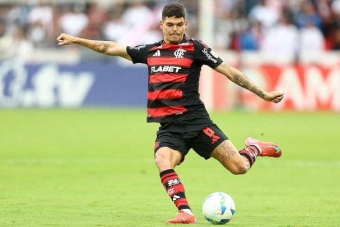 AYRTON LUCAS - Substituiu Alex Sandro aos 35 da etapa final e apareceu em pelo menos três investidas, uma delas levou falta feira de Kane, que levou amarelo. Mas não teve efetividade real na frente. NOTA 5,0. Foto: Gilvan de Souza/Flamengo