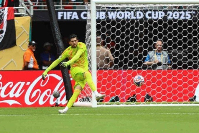 ROSSI - Começou nervoso, errando até passes, o que é incomum. Sem culpa nos dois primeiros gols. Mas o terceiro poderia ter melhor reflexo. Fez grande defesa no fim. NOTA 6,0. Foto: Gilvan de Souza/Flamengo