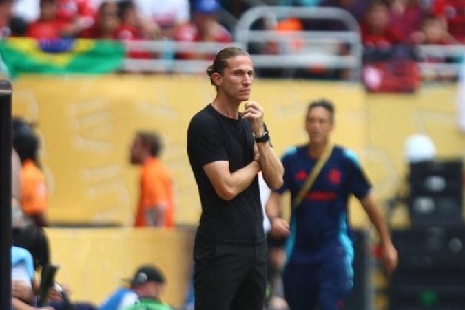 TÉCNICO: FILIPE LUÍS – Entrou com um time veloz, exceto por Arrascaeta. Mas sentiu o peso do jogo nos primeiros minutos e, quando acordou, já estava 2 a 0. Seu time não conseguiu sair com a bola e levou três gols ao perdê-la perto da área. Desta vez, sua estratégia não funcionou. NOTA: 5,5. Foto: Gilvan de Souza/Flamengo