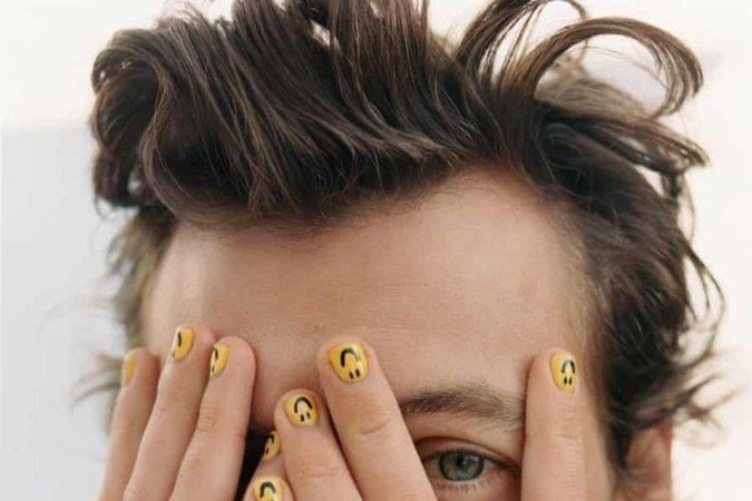 Harry Styles é um dos artistas frequentemente visto com esmaltações diferentes e criativas