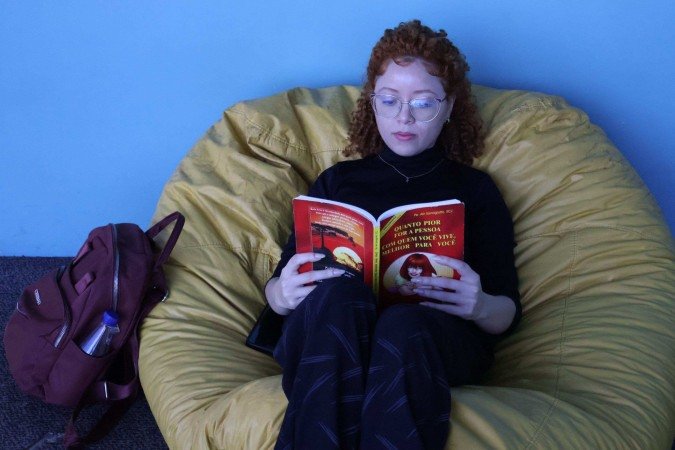 Lorena Sosa é freq uentadora assídua das bibliotecas públicas do DF: 
