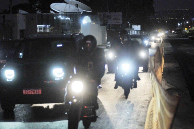 A falta de iluminação e de sinalização, alem de causar confusão, aumenta os riscos de acidentes - (crédito: Minervino Júnior/CB) A falta de iluminação e de sinalização, alem de causar confusão, aumenta os riscos de acidentes - (crédito: Minervino Júnior/CB)