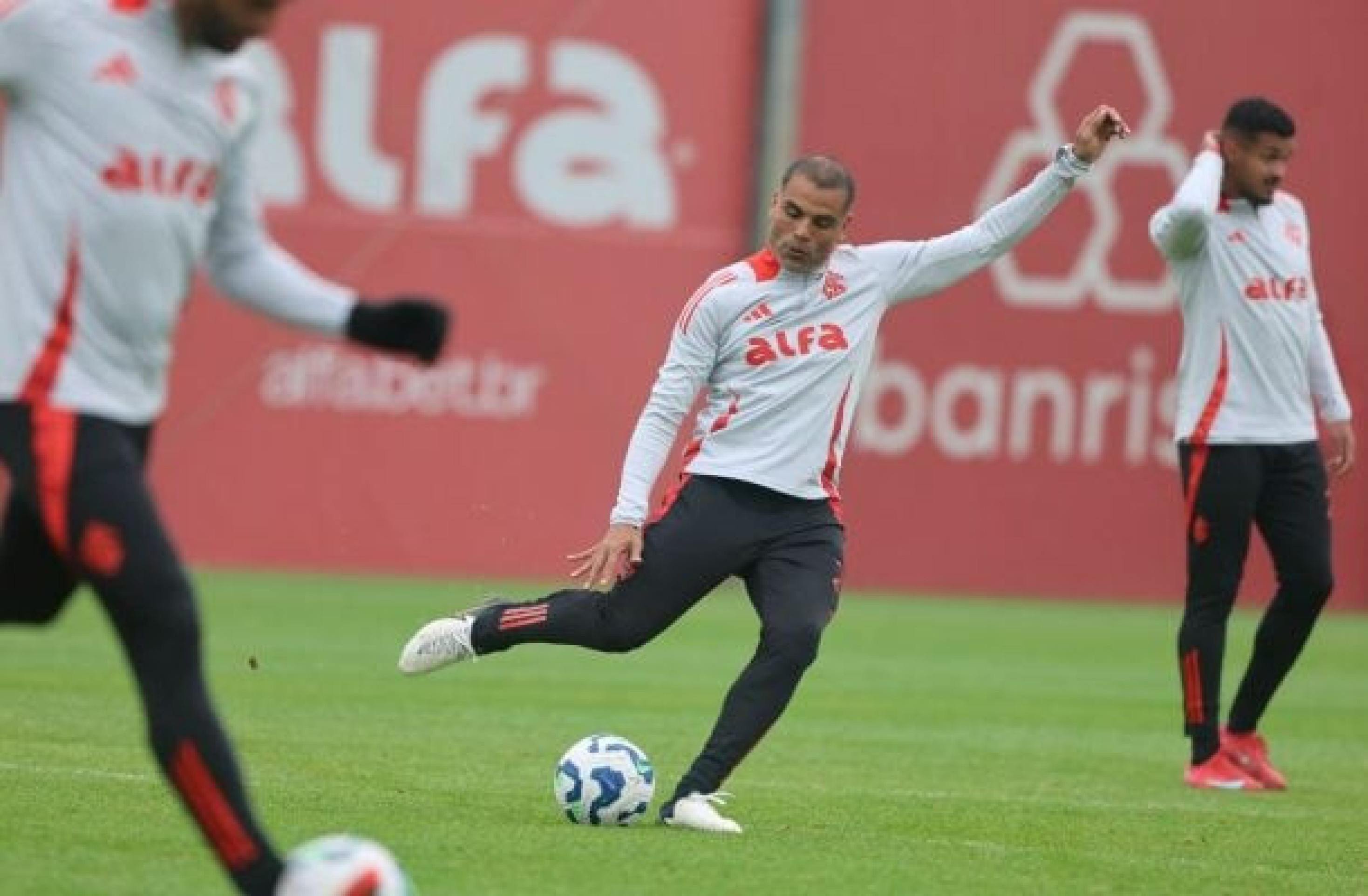 Roger exalta volta de Mercado como se fosse uma contratação no Inter