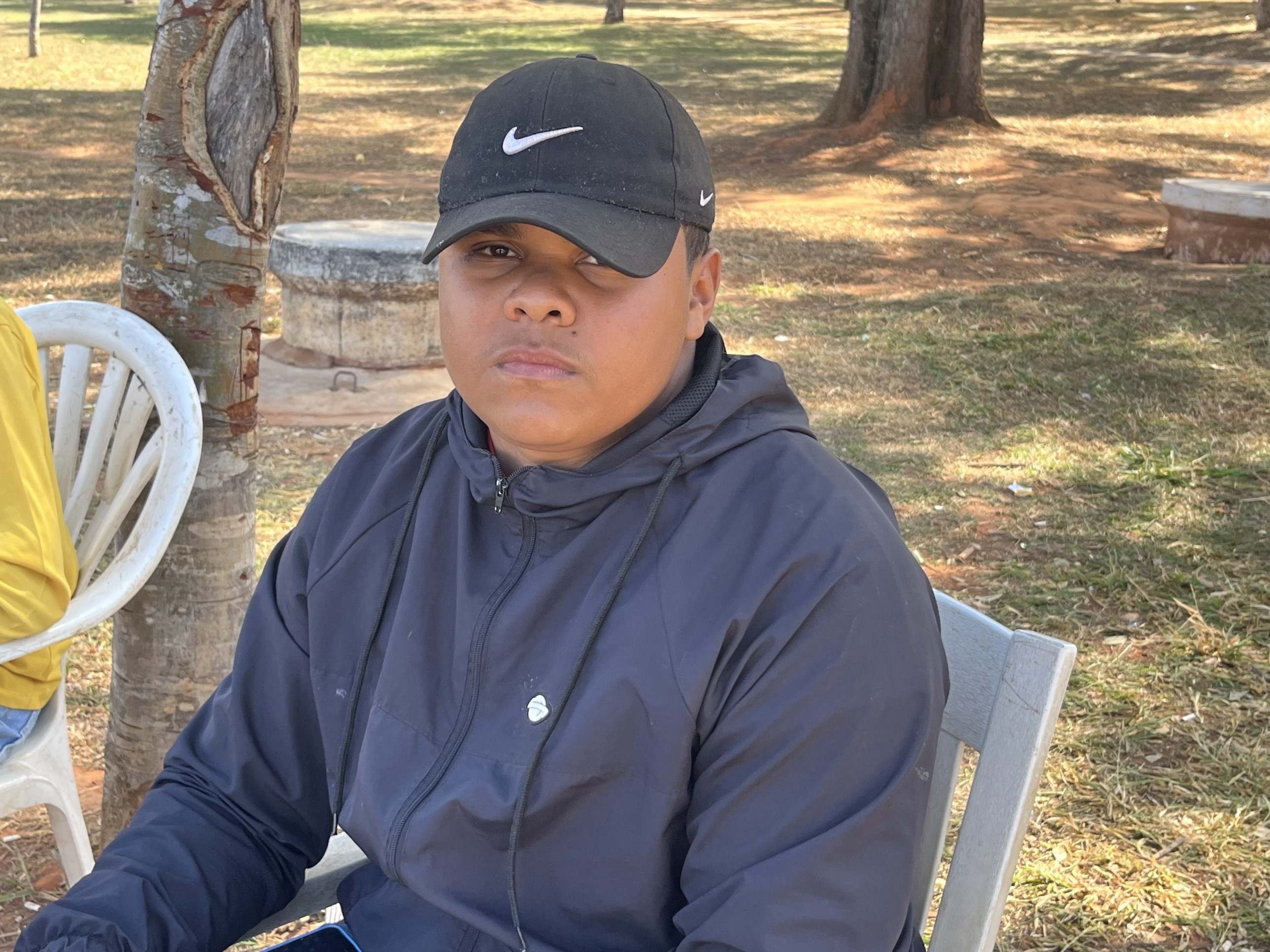 O autônomo Pedro Henrique Fontes, 20, corre muitos riscos para ir trabalhar, pois o semáforo que precisa atravessar na EPIG está sempre sem funcionar