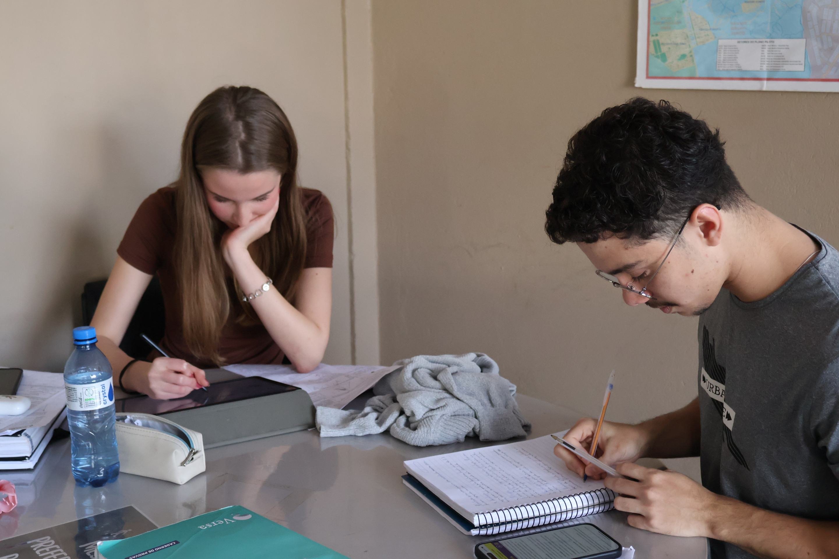 Rafael e Taíssa aproveitam a biblioteca pública para  estudarem juntos