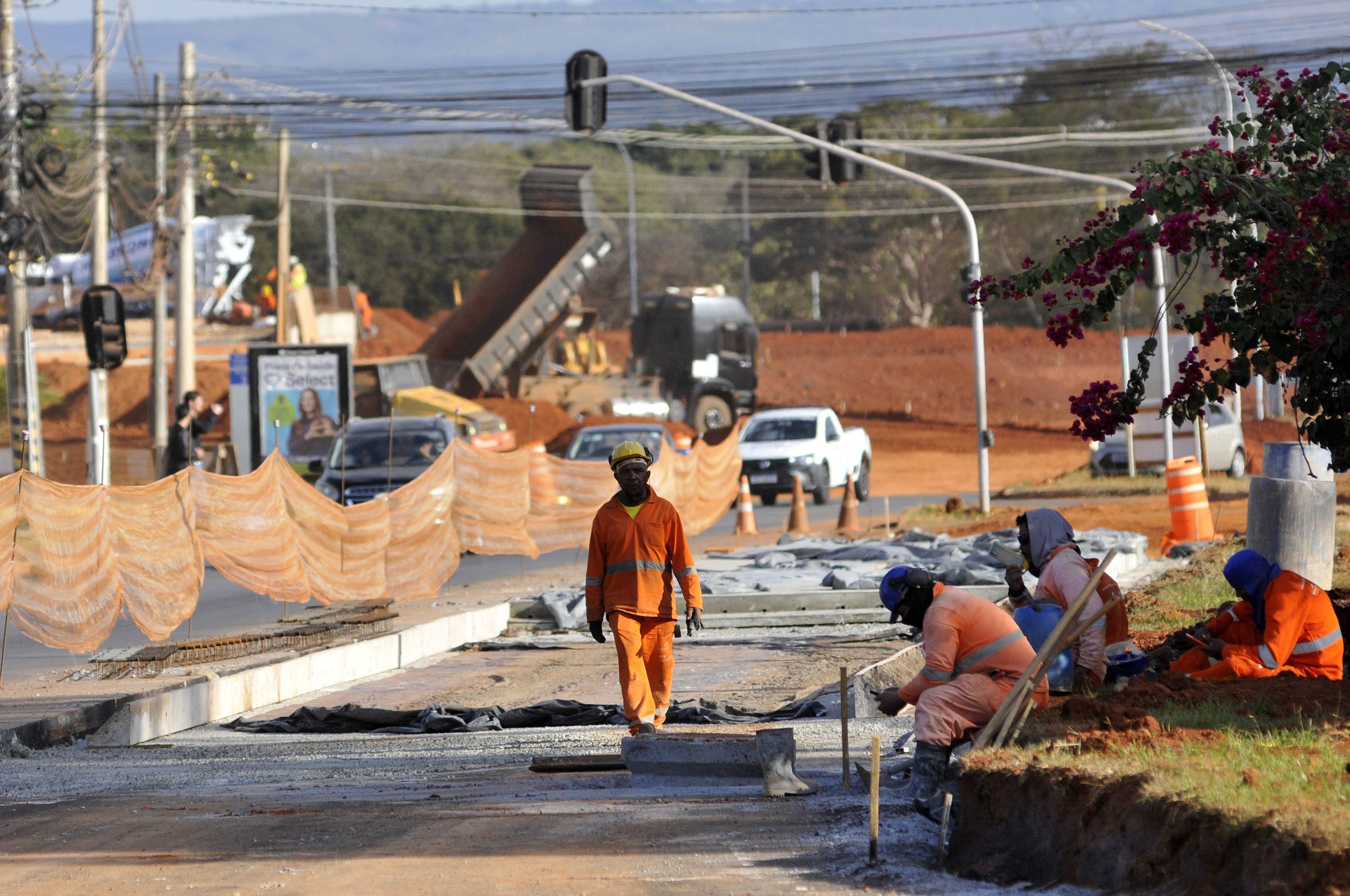  09/07/2025. Crédito: Minervino Júnior/CB/D.A Press. Brasil.  Brasilia - DF. Obras na Epig dificuldade de travessia para os pedestres.