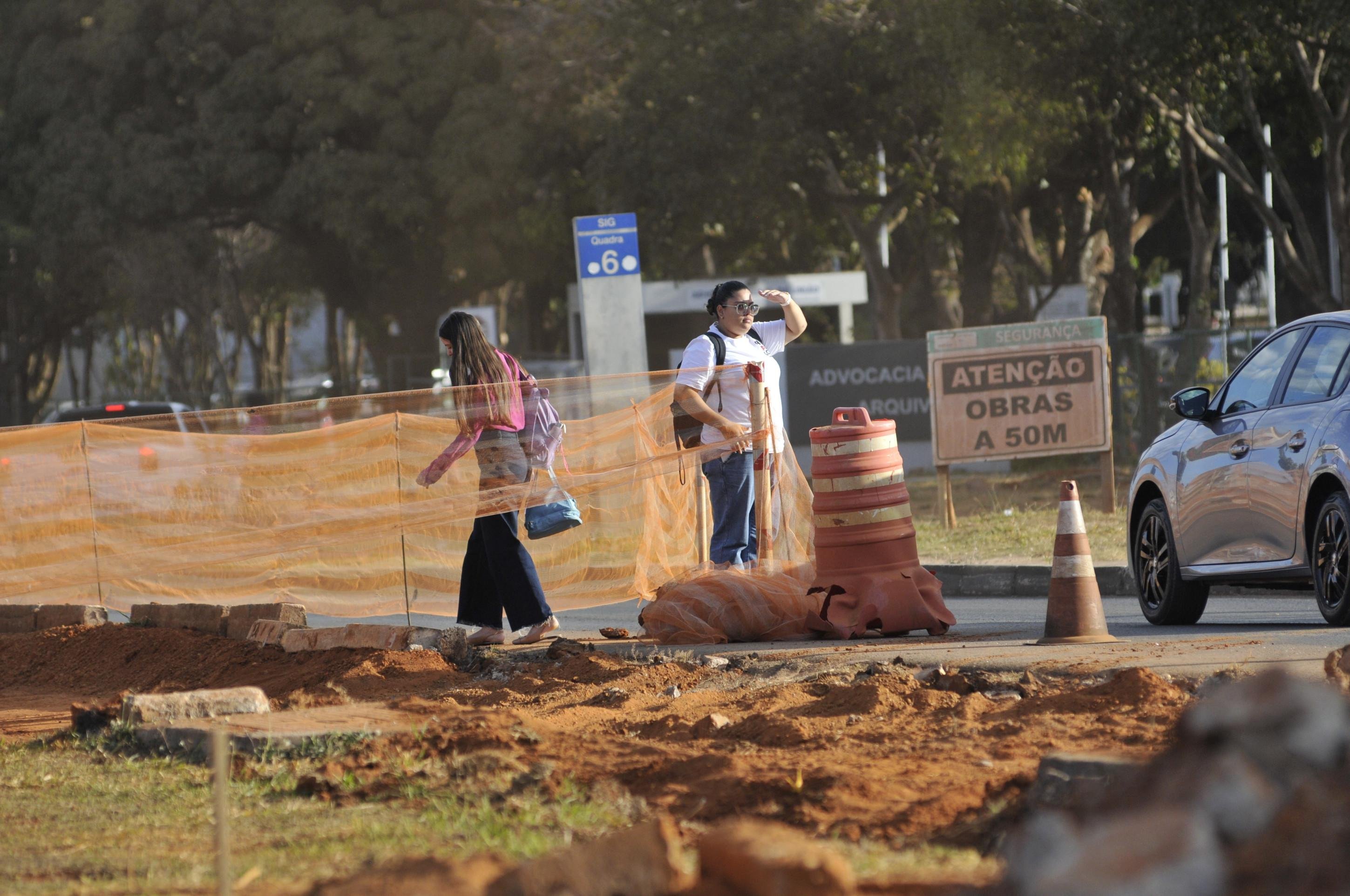  09/07/2025. Crédito: Minervino Júnior/CB/D.A Press. Brasil.  Brasilia - DF. Obras na Epig dificuldade de travessia para os pedestres.