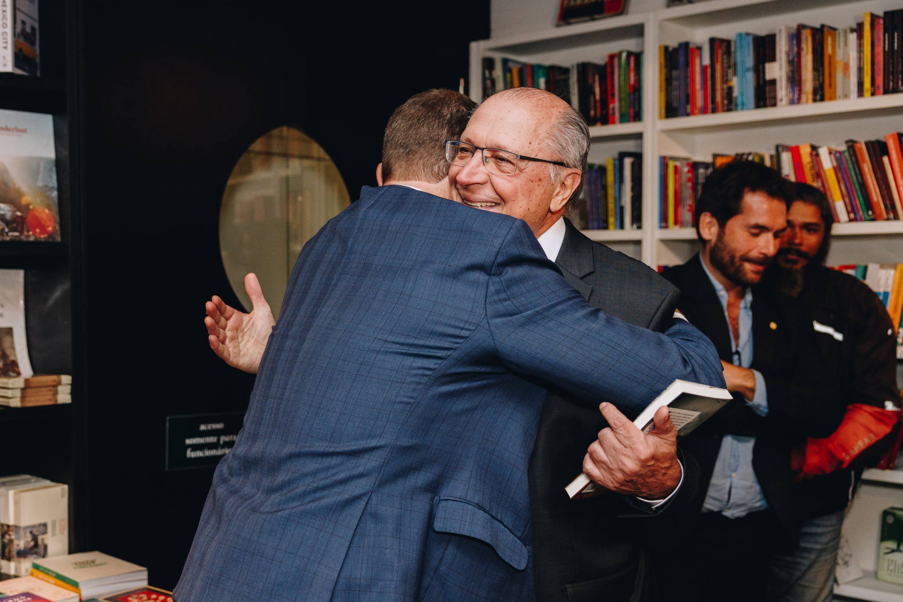 Autoridades prestigiam lançamento de livro de Ricardo Cappelli sobre o oito de janeiro