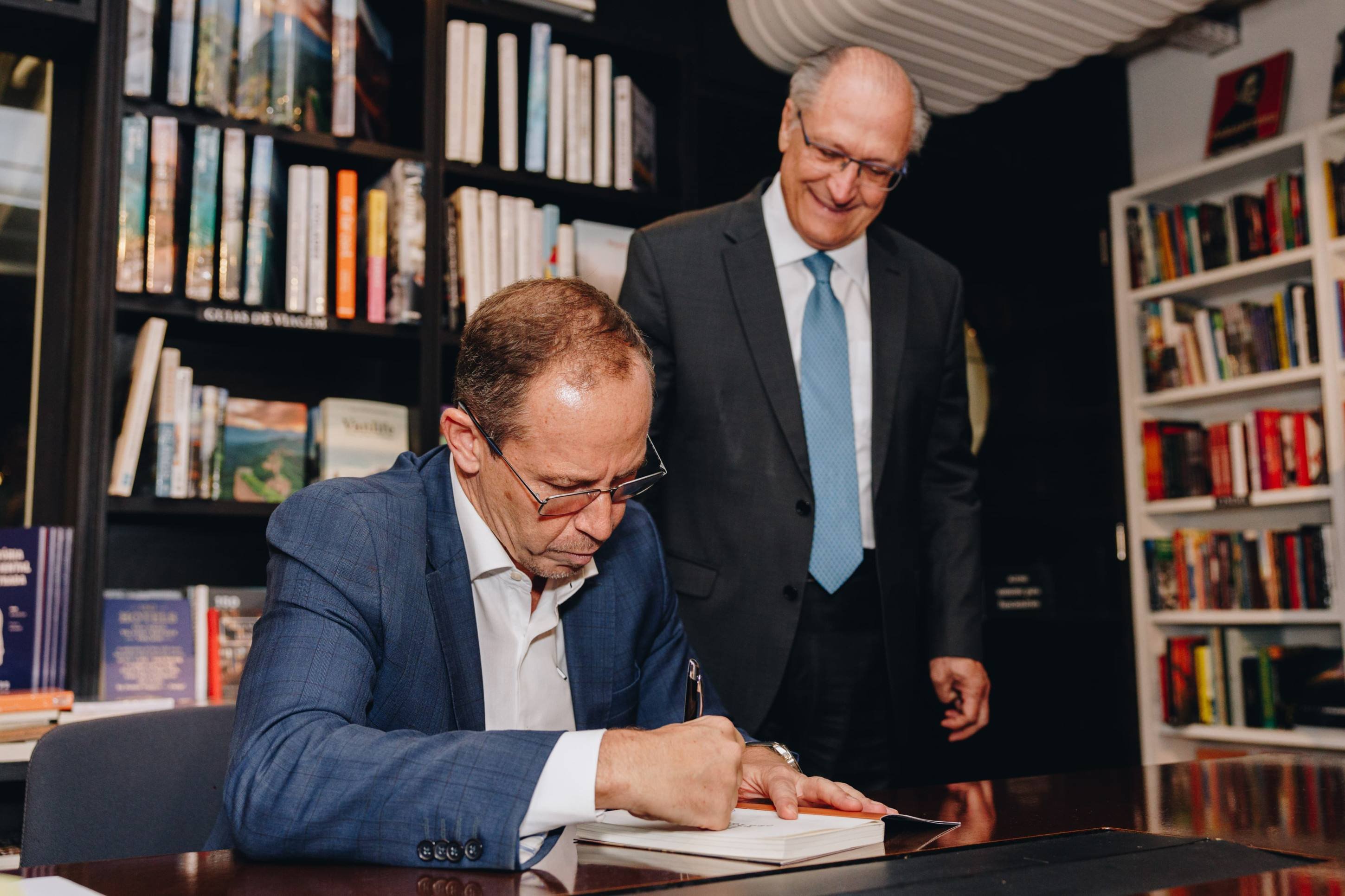 Autoridades prestigiam lançamento de livro de Ricardo Cappelli sobre o oito de janeiro